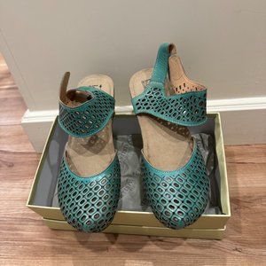 L'ARTISTE POPPIRI ANKLE STRAP SANDAL Size 8.5